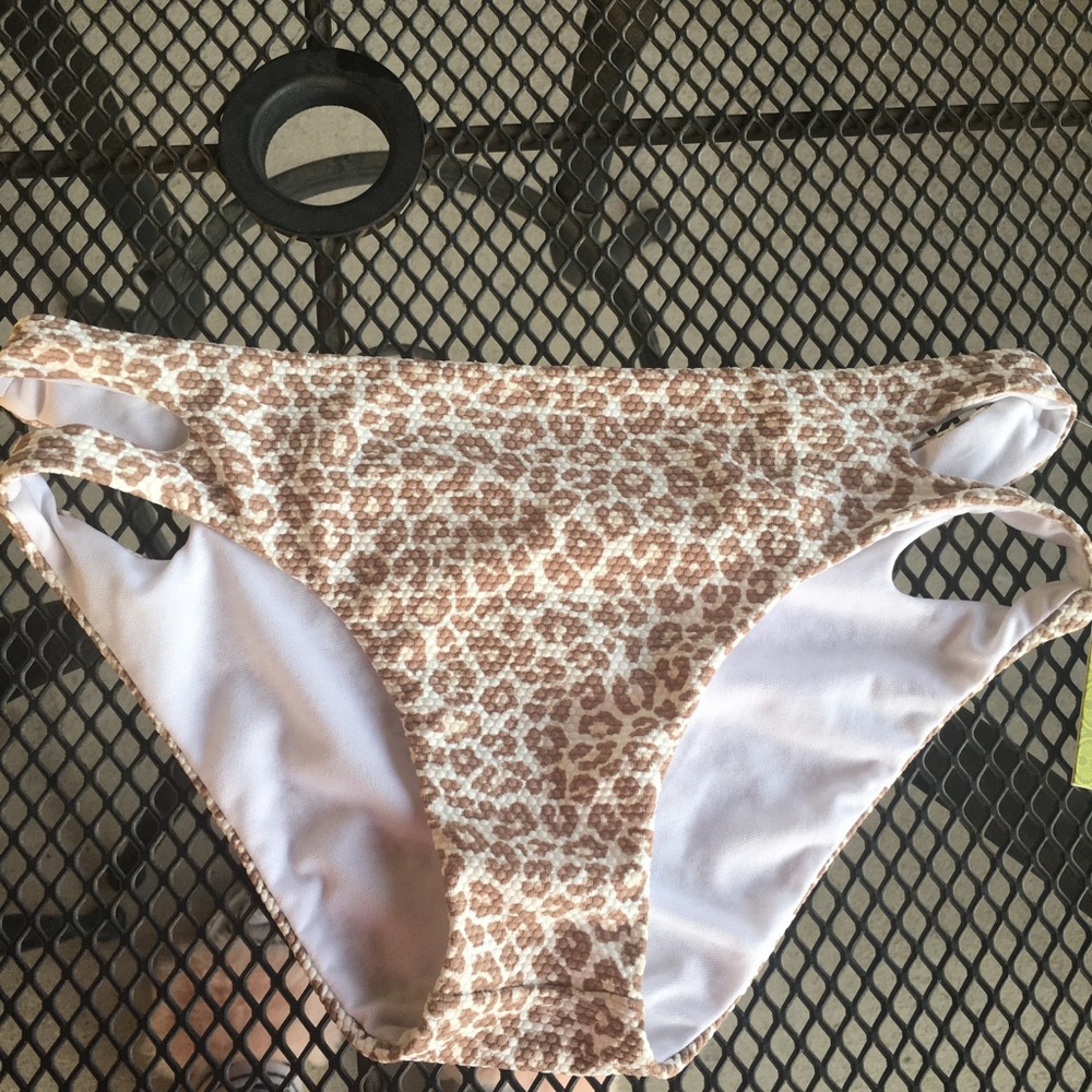 cheetah print bikini bottoms 👙
